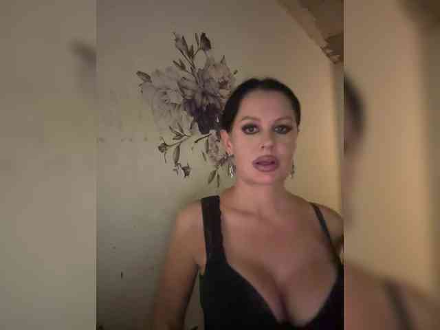 RoyalBreasts webcam