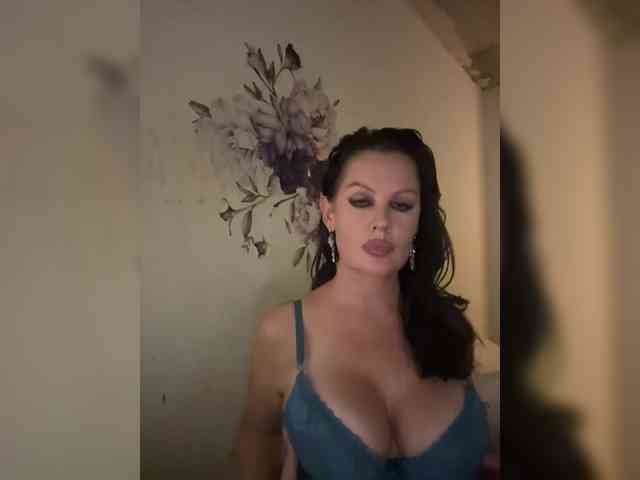 RoyalBreasts webcam