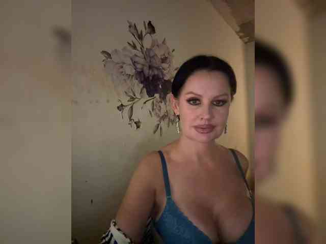 RoyalBreasts webcam