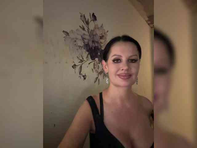 RoyalBreasts webcam