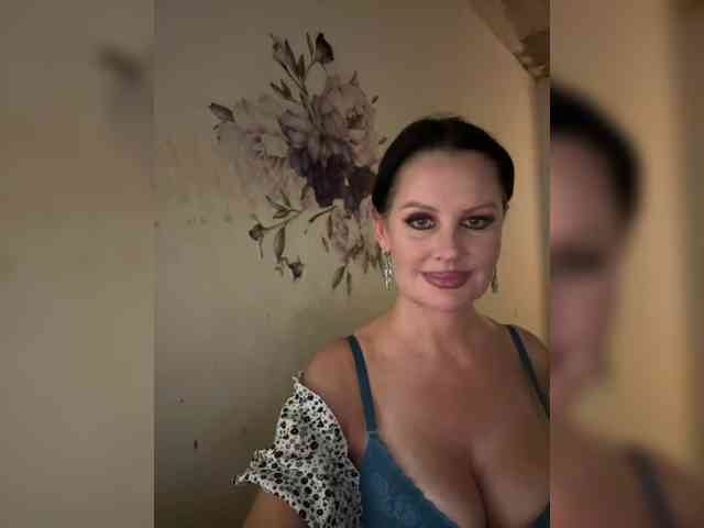 RoyalBreasts webcam