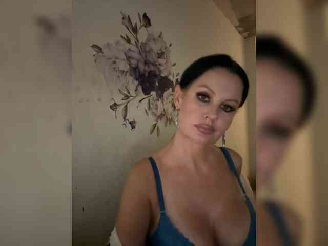 RoyalBreasts webcam
