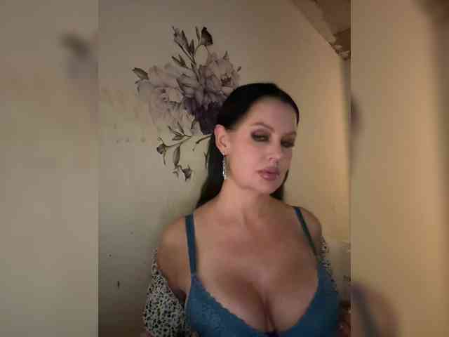 RoyalBreasts webcam
