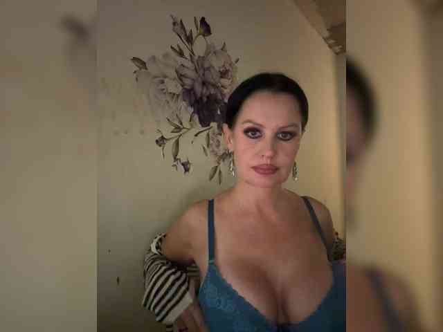 RoyalBreasts webcam