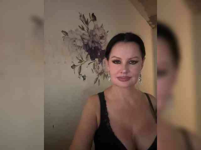 RoyalBreasts webcam
