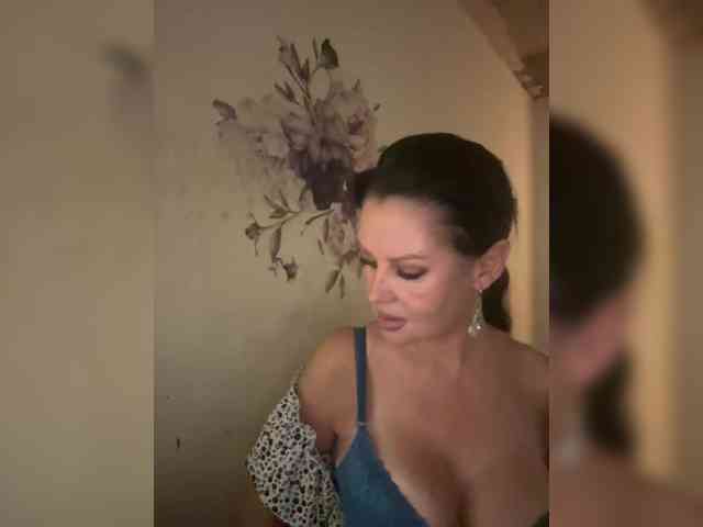 RoyalBreasts webcam