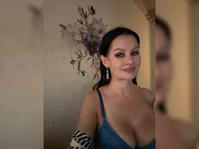 RoyalBreasts webcam