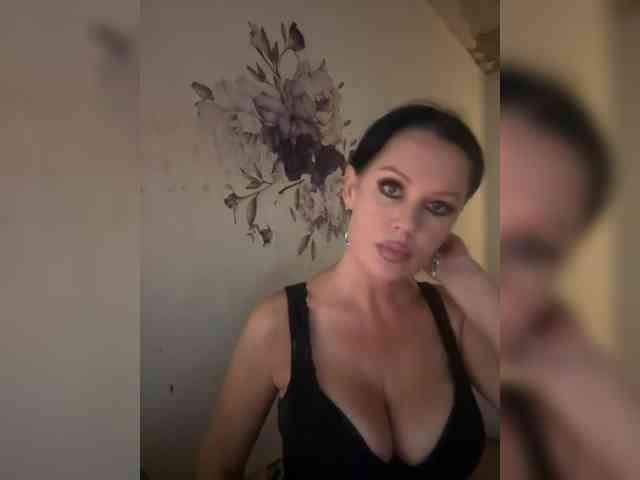 RoyalBreasts webcam