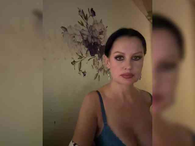 RoyalBreasts webcam