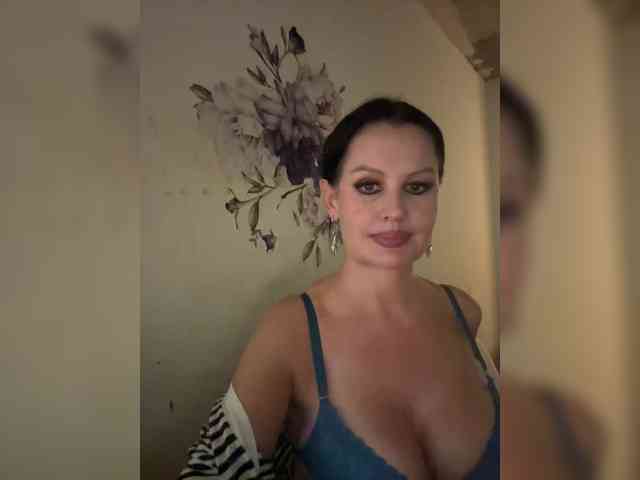 RoyalBreasts webcam