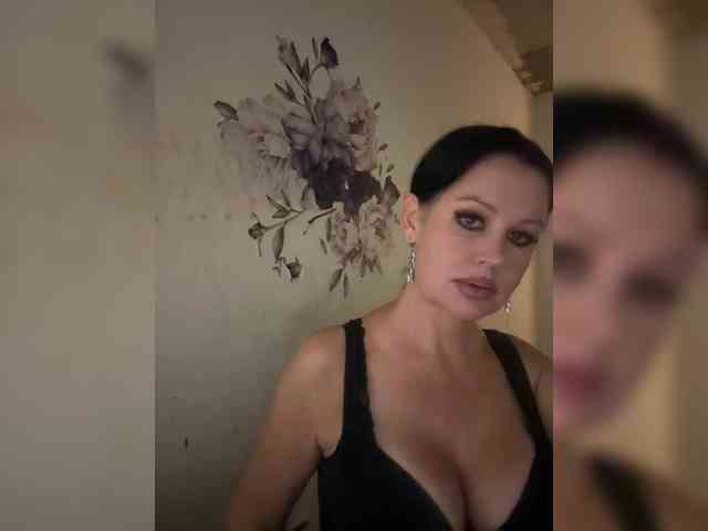 RoyalBreasts webcam