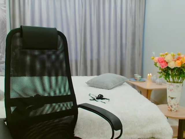 JuicyGloss's BongaCams show and profile