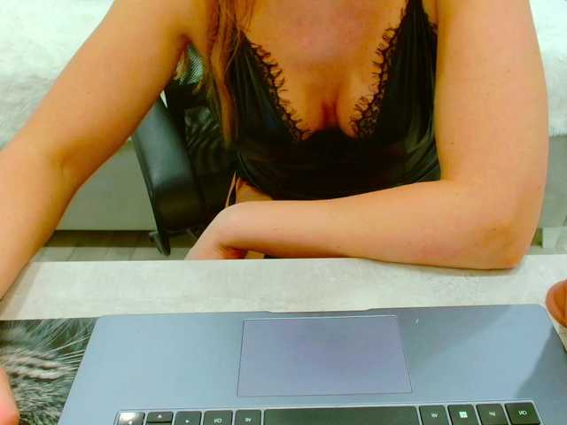 JuicyGloss's BongaCams show and profile