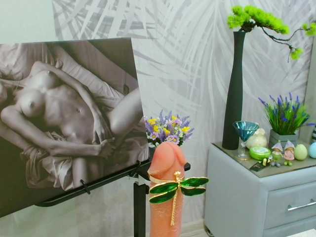 JuicyGloss's BongaCams show and profile