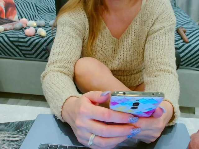 JuicyGloss's BongaCams show and profile