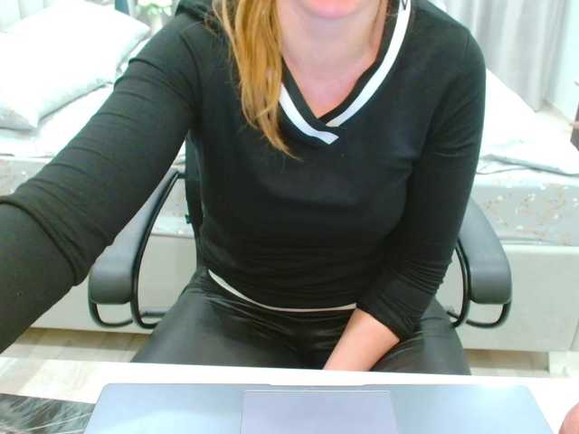 JuicyGloss's BongaCams show and profile