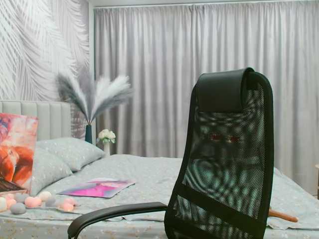 JuicyGloss's BongaCams show and profile