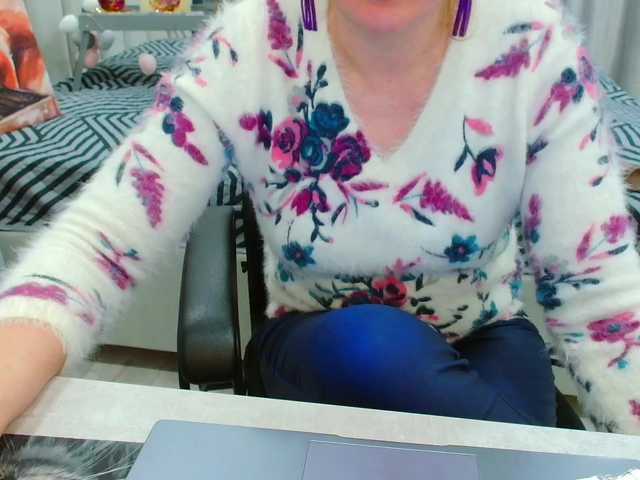 JuicyGloss's BongaCams show and profile