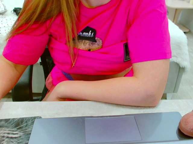 JuicyGloss's BongaCams show and profile