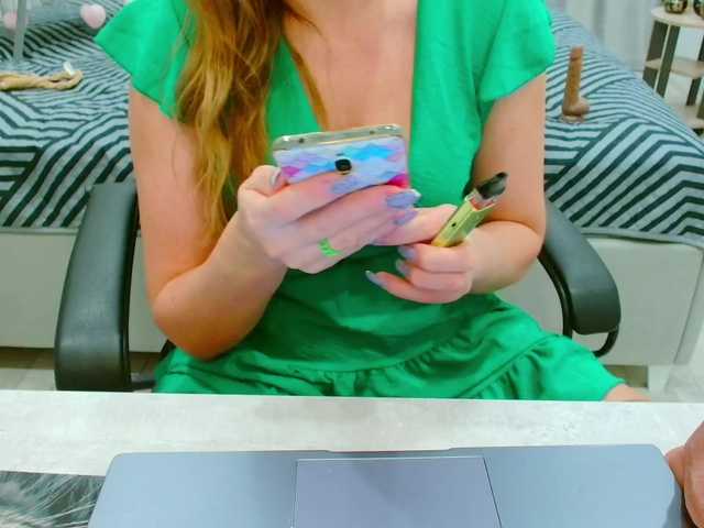 JuicyGloss's BongaCams show and profile