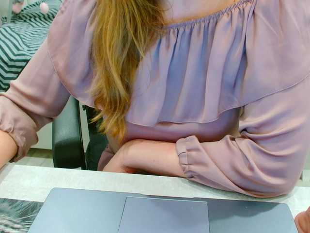 JuicyGloss's BongaCams show and profile