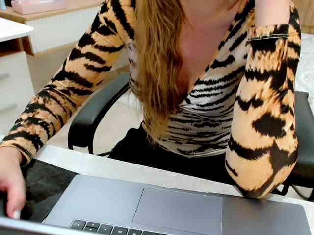 JuicyGloss webcam