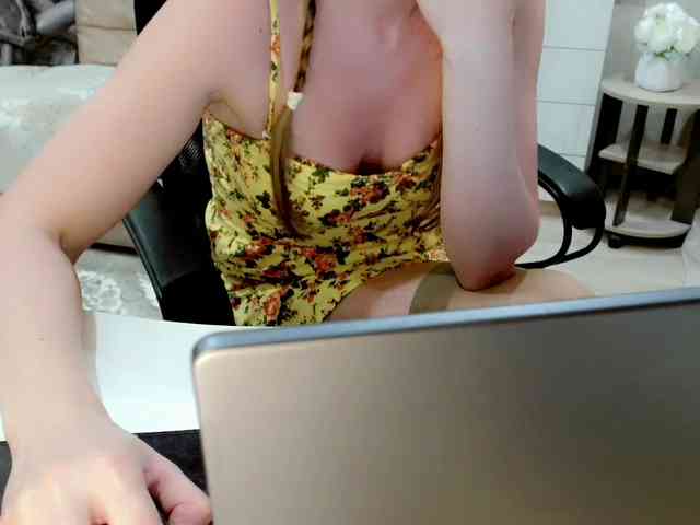 JuicyGloss webcam