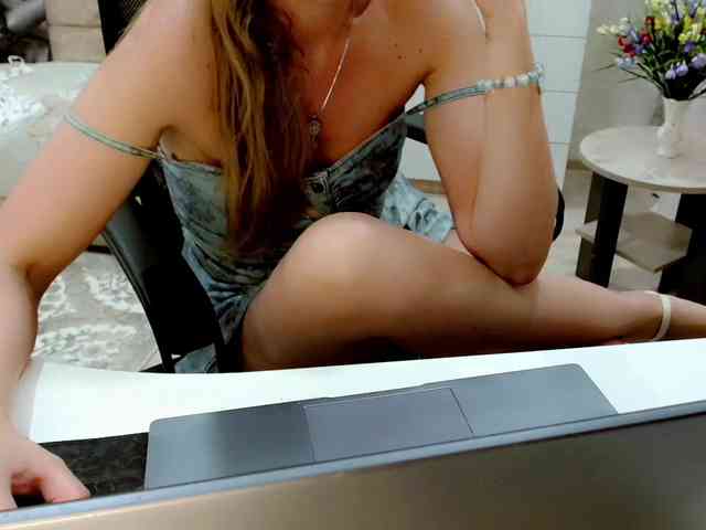 JuicyGloss webcam