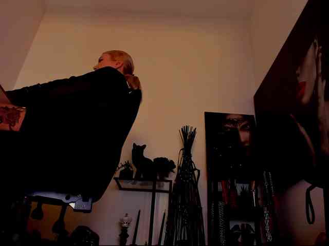 Mistress-Demi webcam