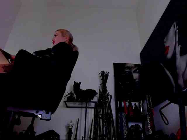 Mistress-Demi webcam