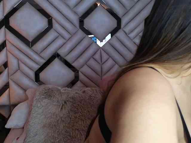 AlannaWest webcam