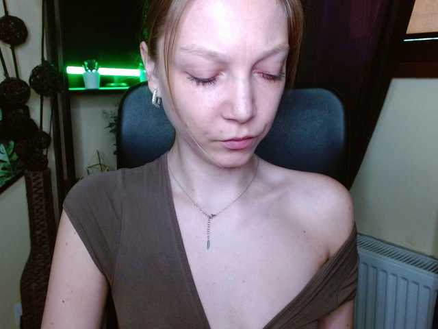 EmillyExtasy's BongaCams show and profile