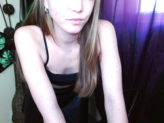 EmillyExtasy's BongaCams show and profile