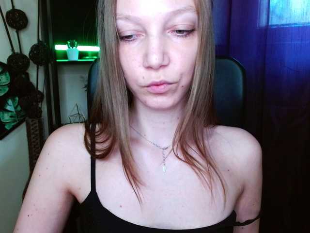 EmillyExtasy's BongaCams show and profile