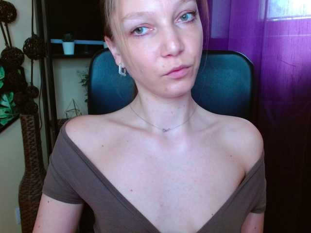 EmillyExtasy's BongaCams show and profile