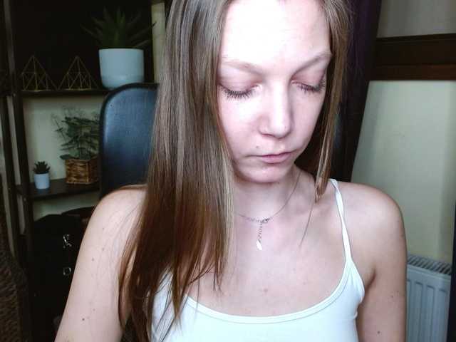 le modèle EmillyExtasy est en webcam porno dans un show sur le site bongacams, il possède les tags suivants: White/Caucasian,Brunette,Shaved