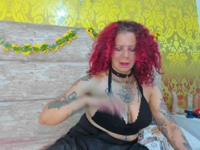 AxxyMilf webcam