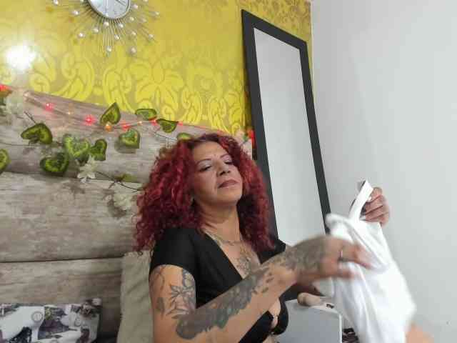 AxxyMilf webcam