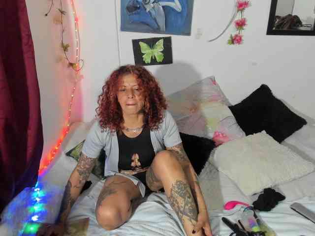 AxxyMilf webcam