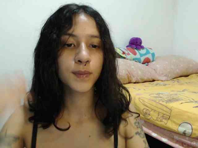 AlinaWoolf webcam