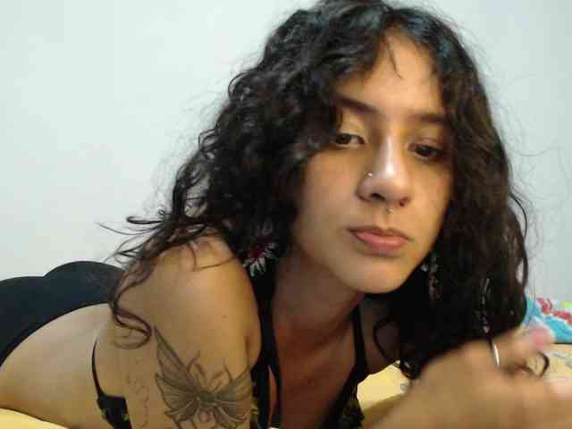 AlinaWoolf webcam