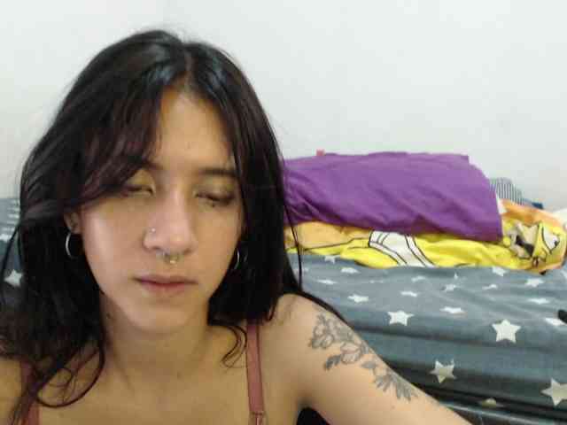 AlinaWoolf webcam
