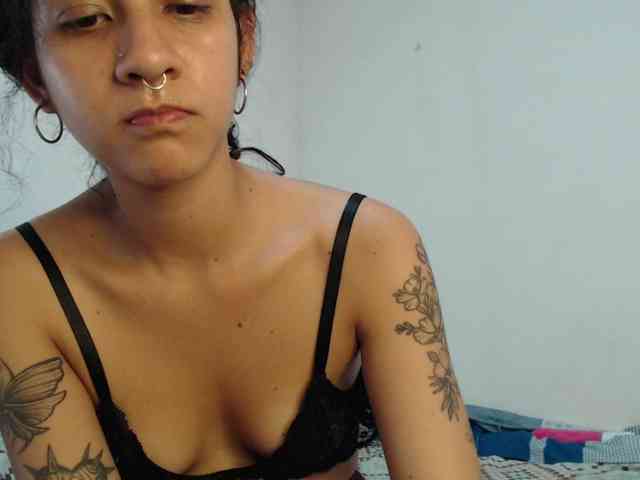AlinaWoolf webcam