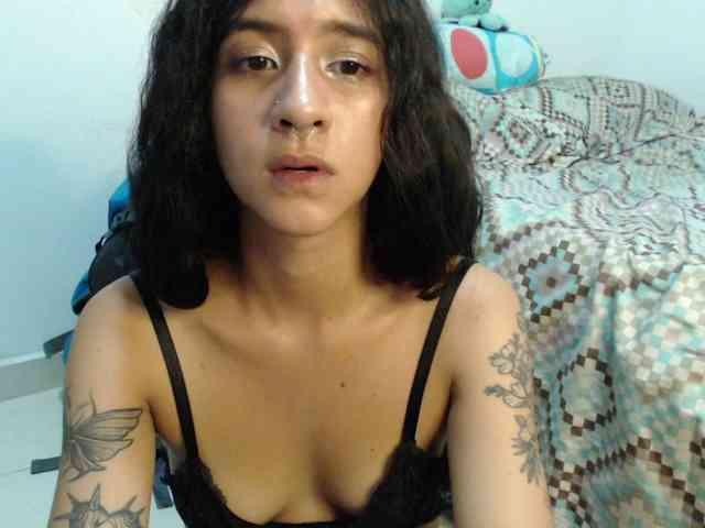 AlinaWoolf webcam