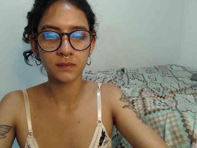 AlinaWoolf webcam