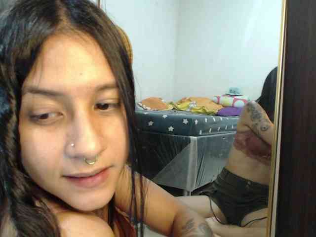 AlinaWoolf webcam