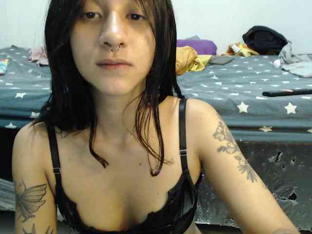 AlinaWoolf webcam