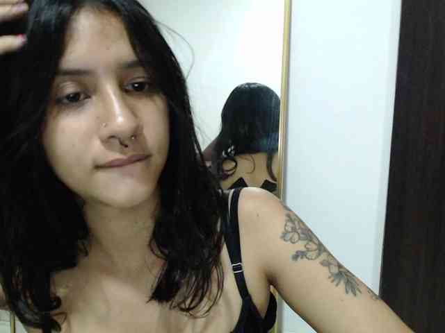 AlinaWoolf webcam