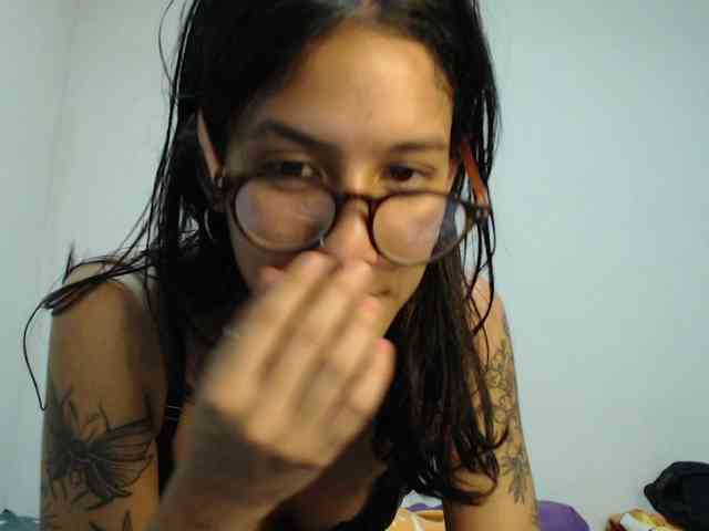 AlinaWoolf webcam
