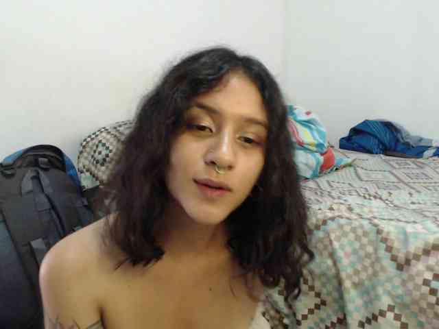 AlinaWoolf webcam